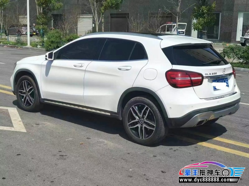 17年奔驰GLA轿车抵押车出售