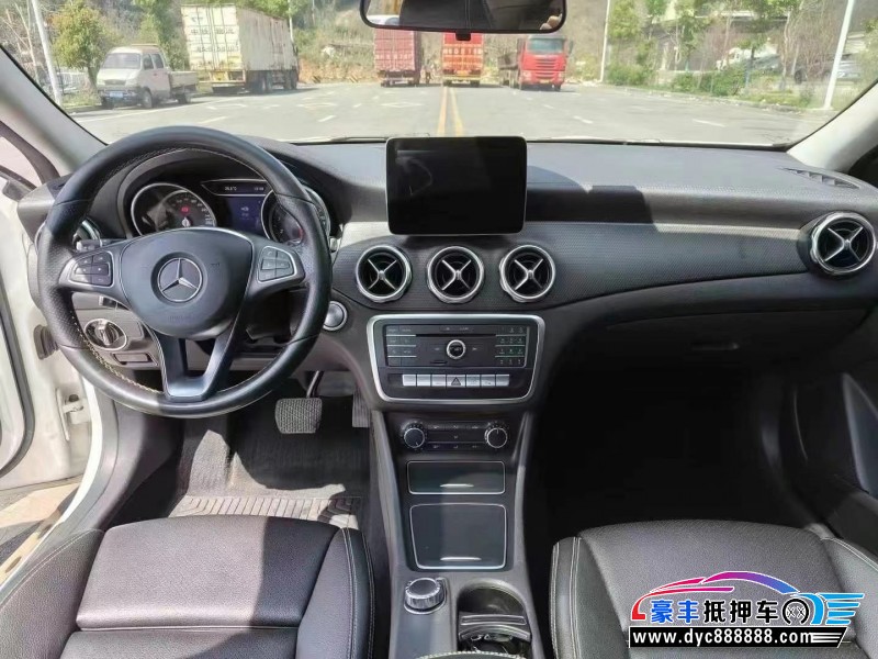 17年奔驰GLA轿车抵押车出售