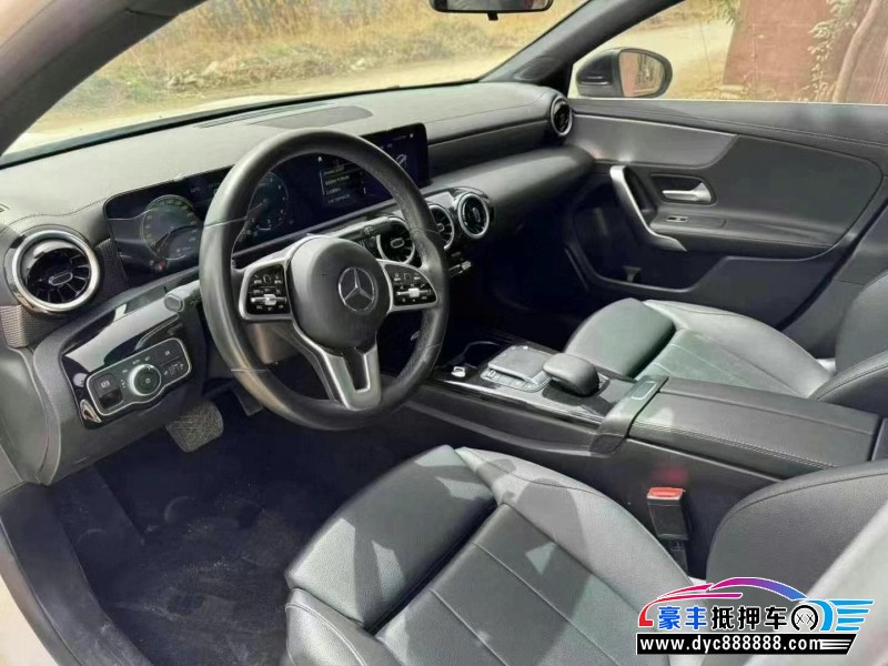 22年奔驰A轿车抵押车出售