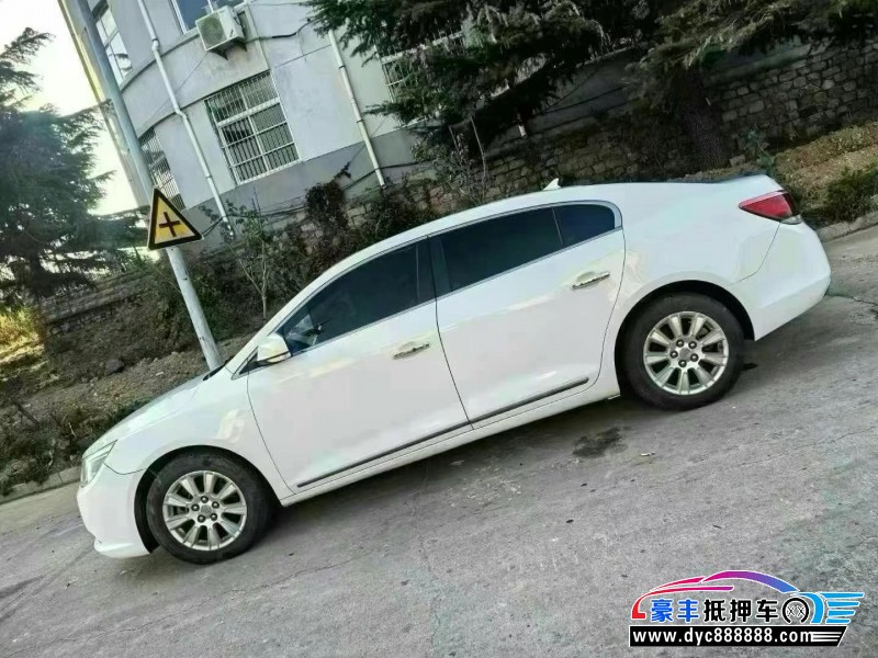 13年别克君越轿车抵押车出售