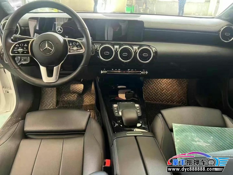 21年奔驰A轿车抵押车出售