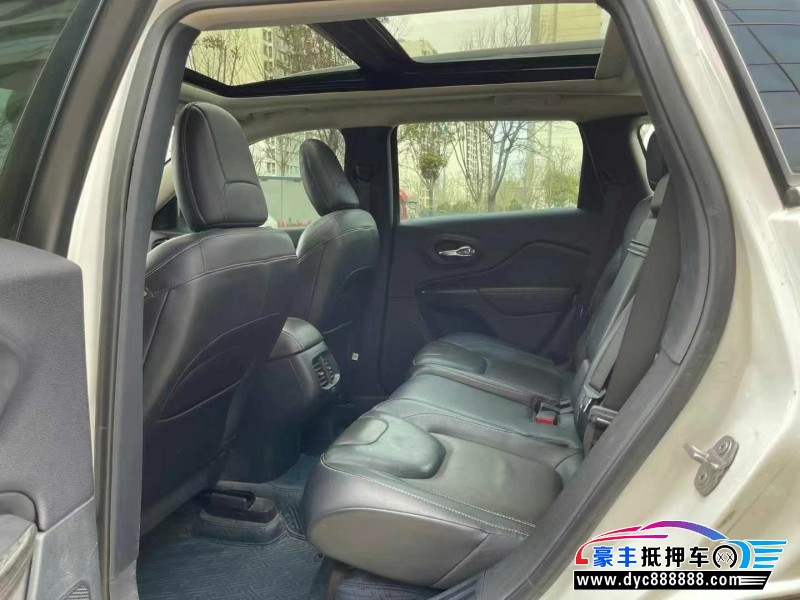 17年Jeep自由光轿车抵押车出售