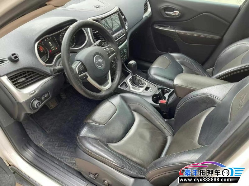 17年Jeep自由光轿车抵押车出售