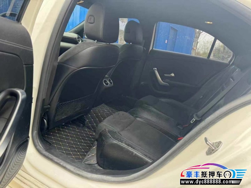 21年奔驰A轿车抵押车出售