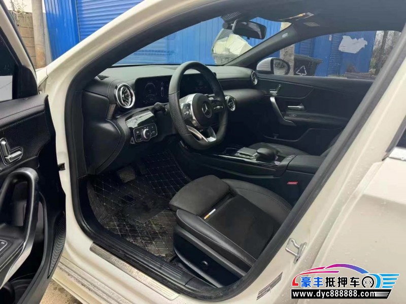 21年奔驰A轿车抵押车出售