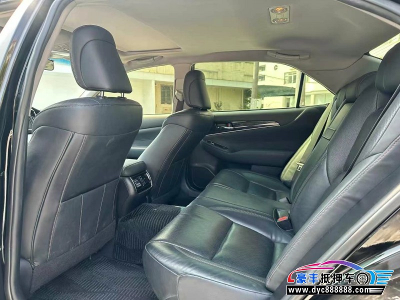 17年丰田皇冠轿车抵押车出售