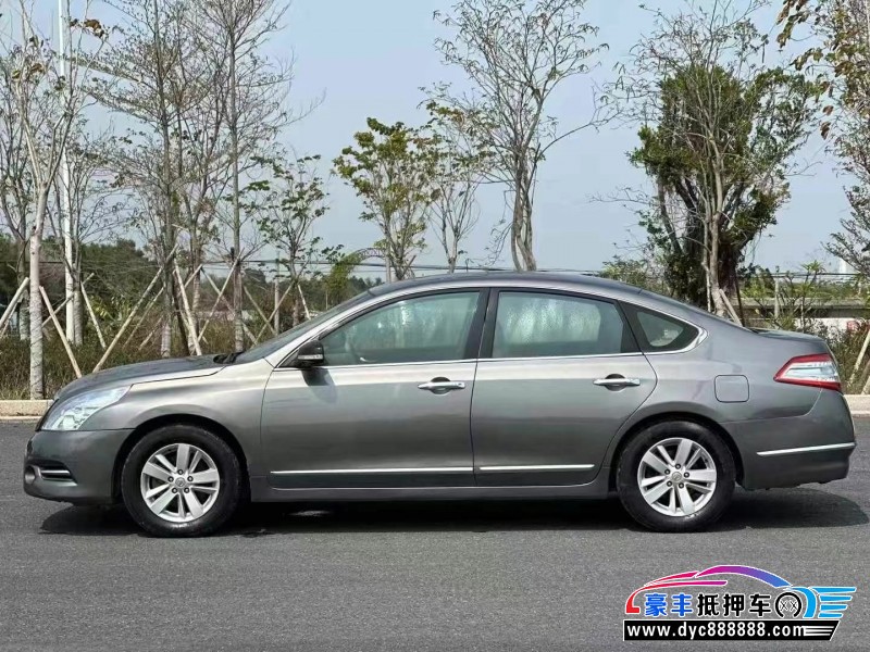 13年日产天籁轿车抵押车出售