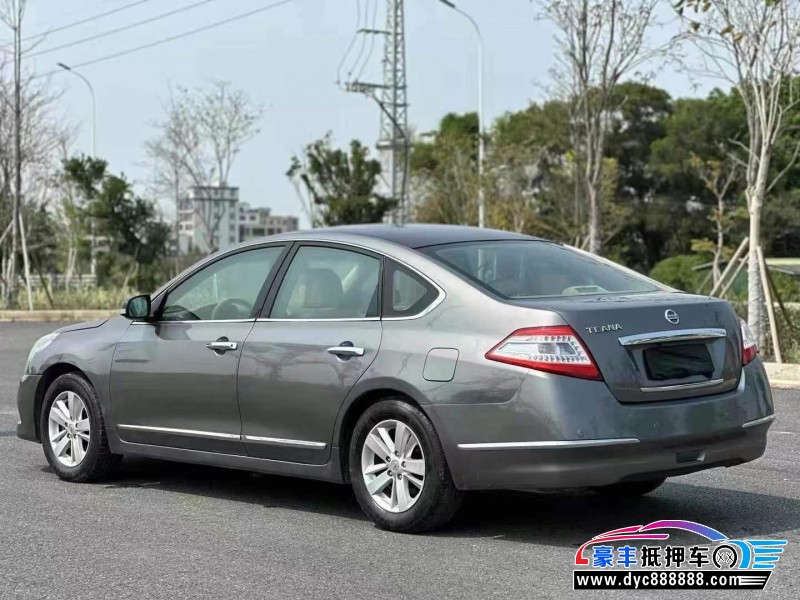 13年日产天籁轿车抵押车出售