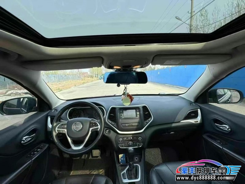 17年Jeep自由光轿车抵押车出售