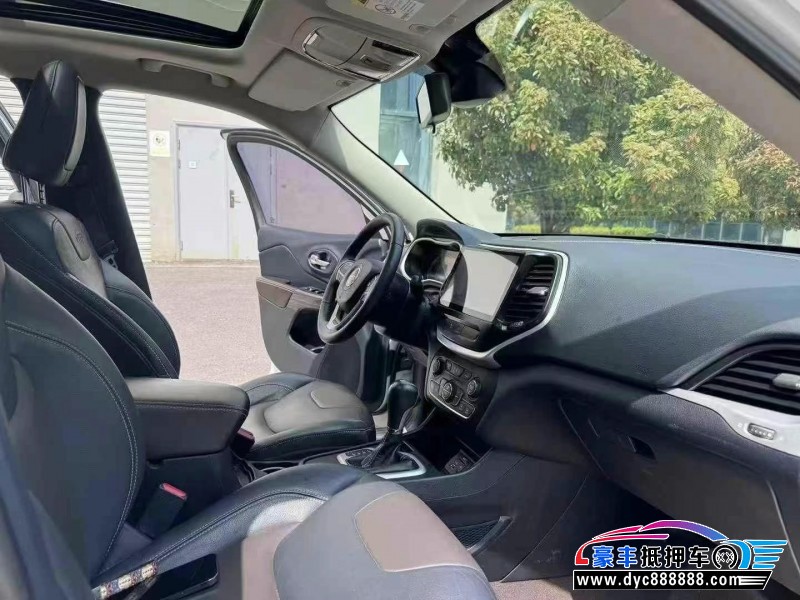 17年Jeep自由光轿车抵押车出售