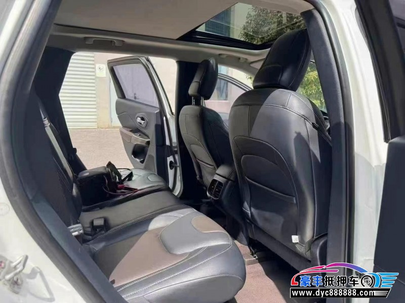 17年Jeep自由光轿车抵押车出售