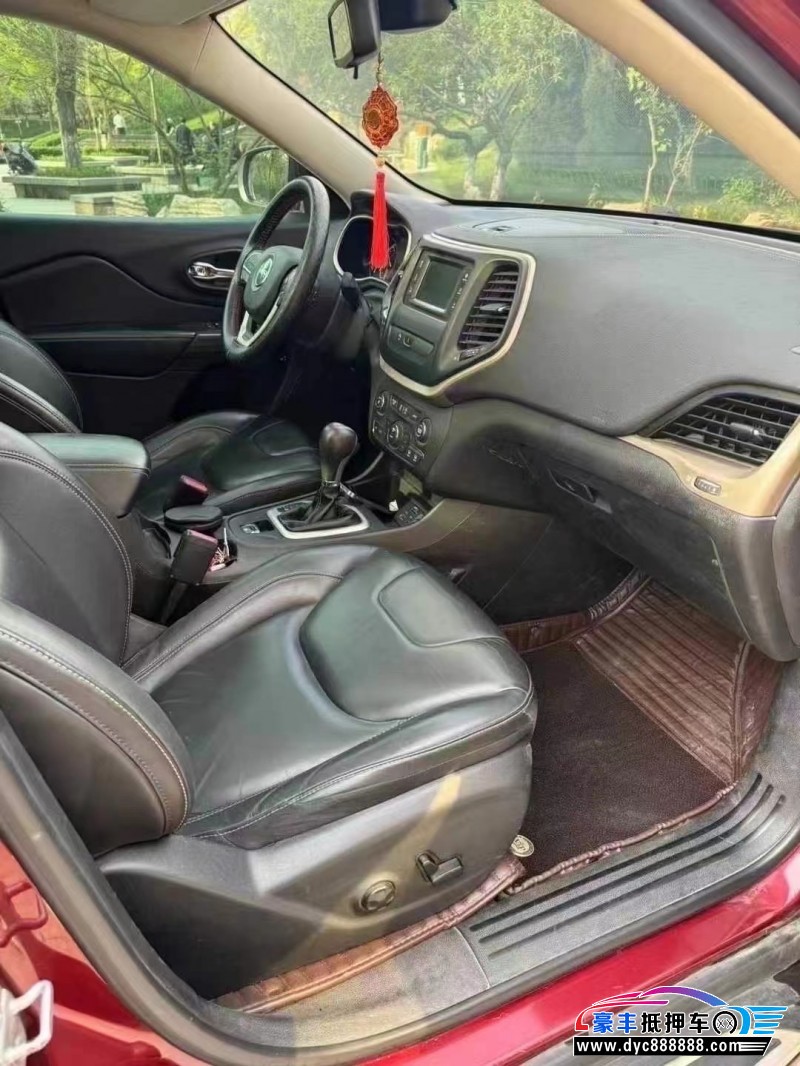 16年Jeep自由光轿车抵押车出售