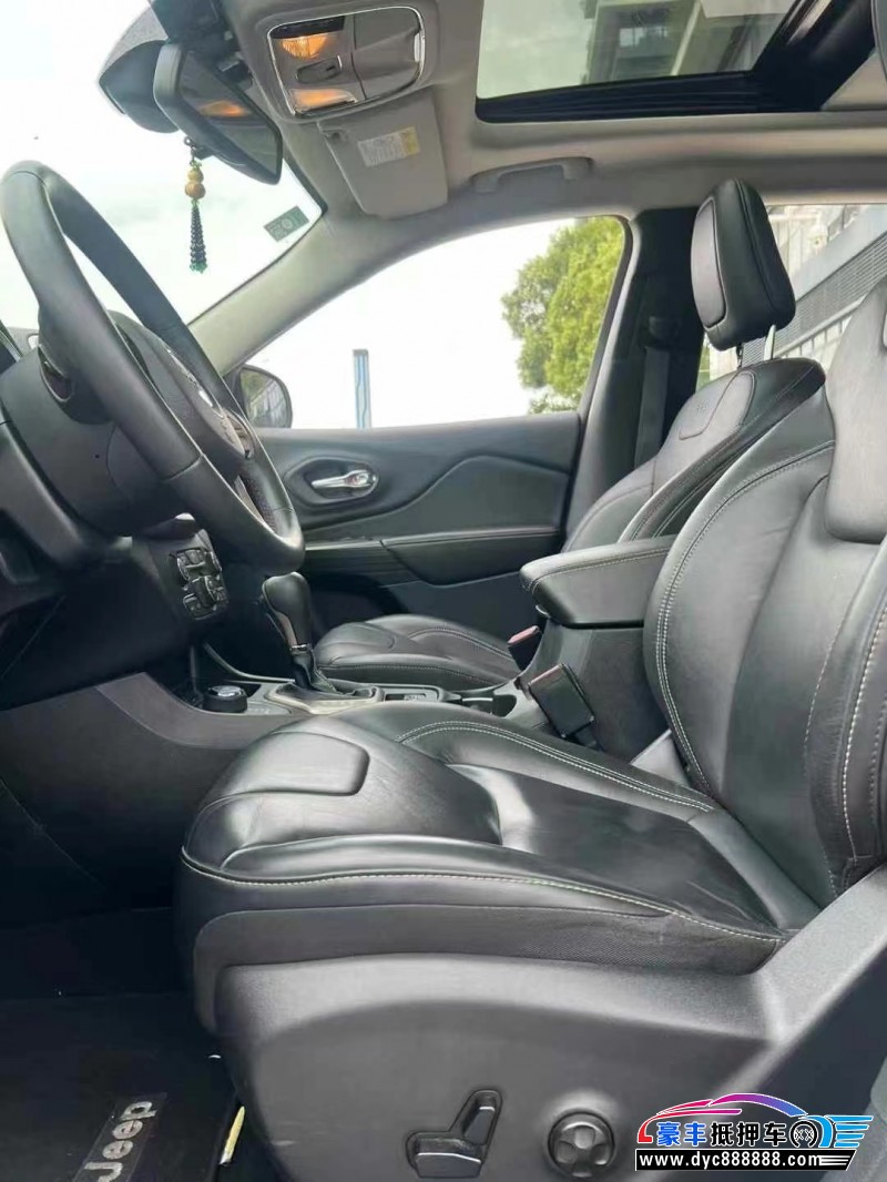 17年Jeep自由光轿车抵押车出售