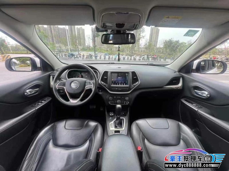 17年Jeep自由光轿车抵押车出售