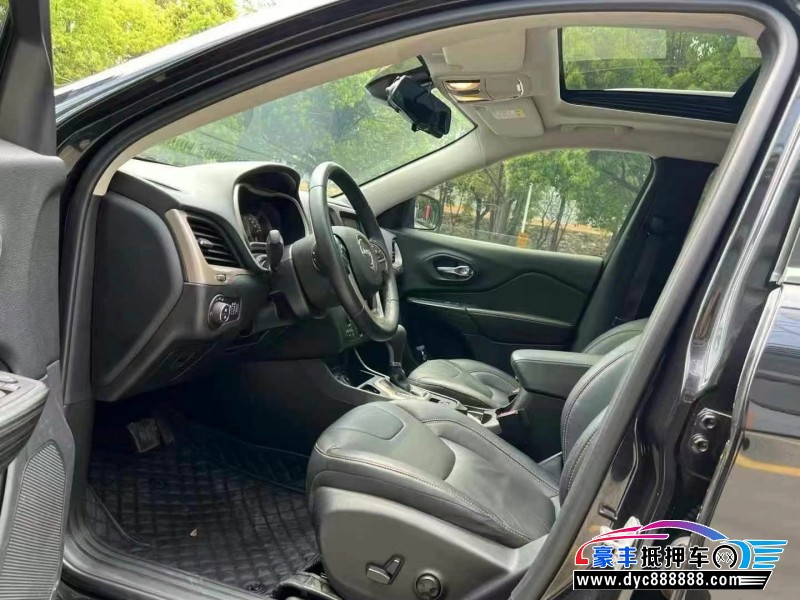 18年Jeep自由光轿车抵押车出售