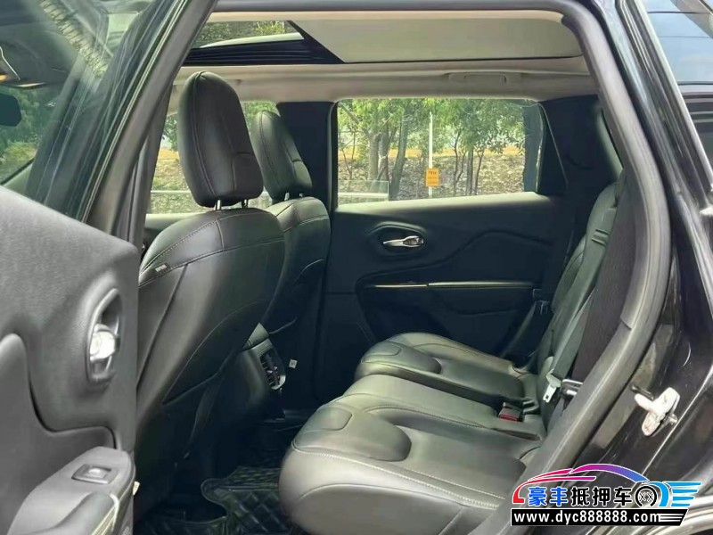 18年Jeep自由光轿车抵押车出售