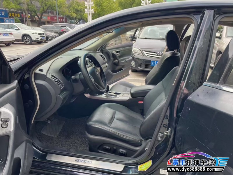 15年日产天籁轿车抵押车出售