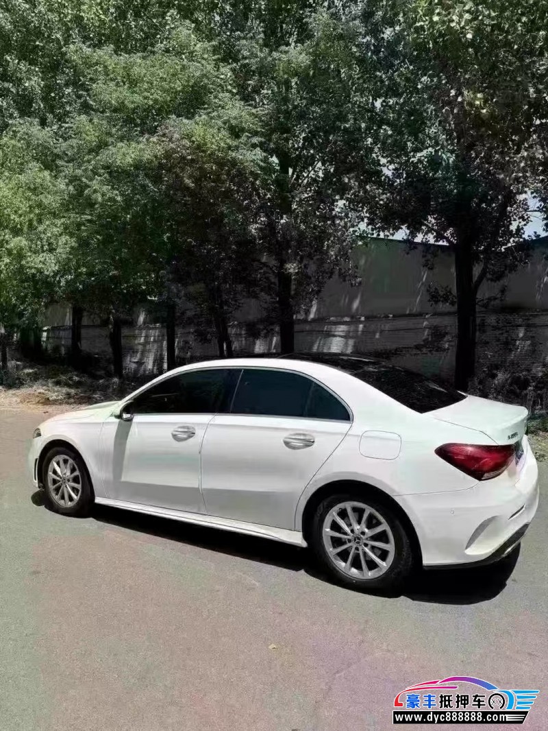 21年奔驰A轿车抵押车出售