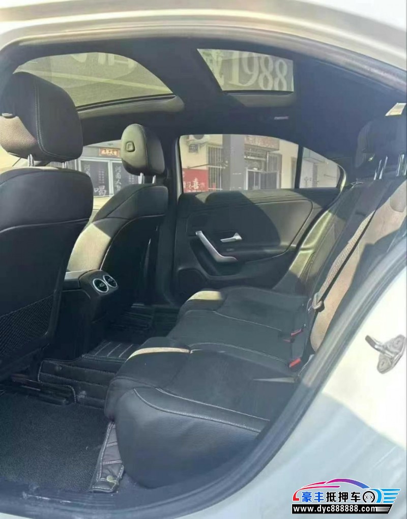 19年奔驰A轿车抵押车出售