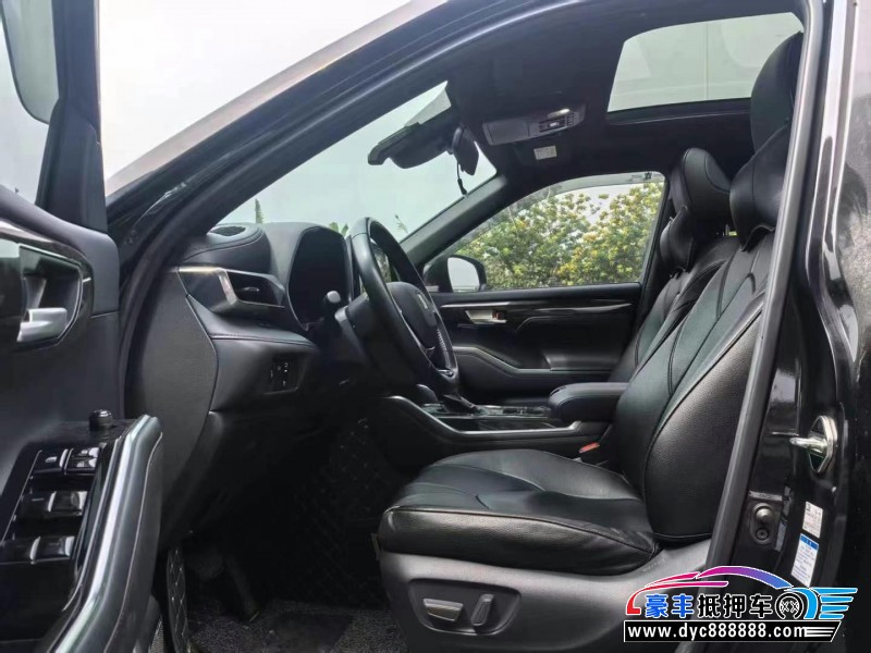 22年丰田皇冠轿车抵押车出售