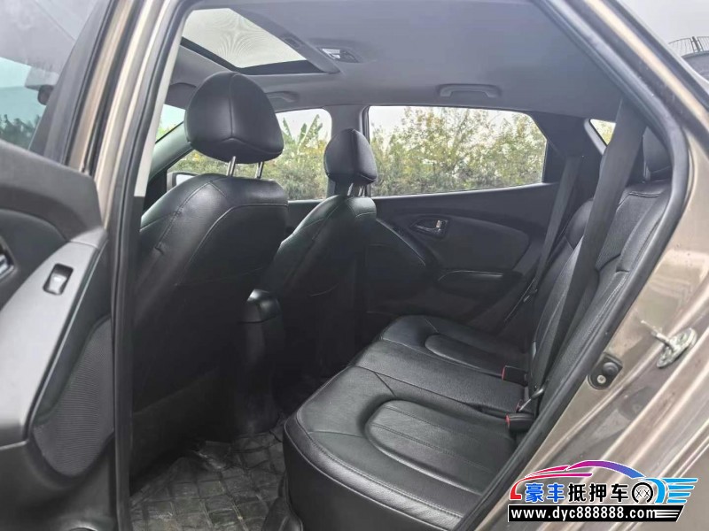 13年现代ix35轿车抵押车出售