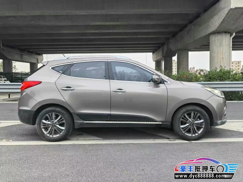 13年现代ix35轿车抵押车出售