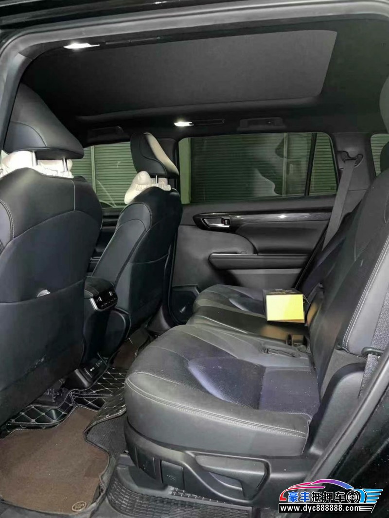 22年丰田皇冠轿车抵押车出售