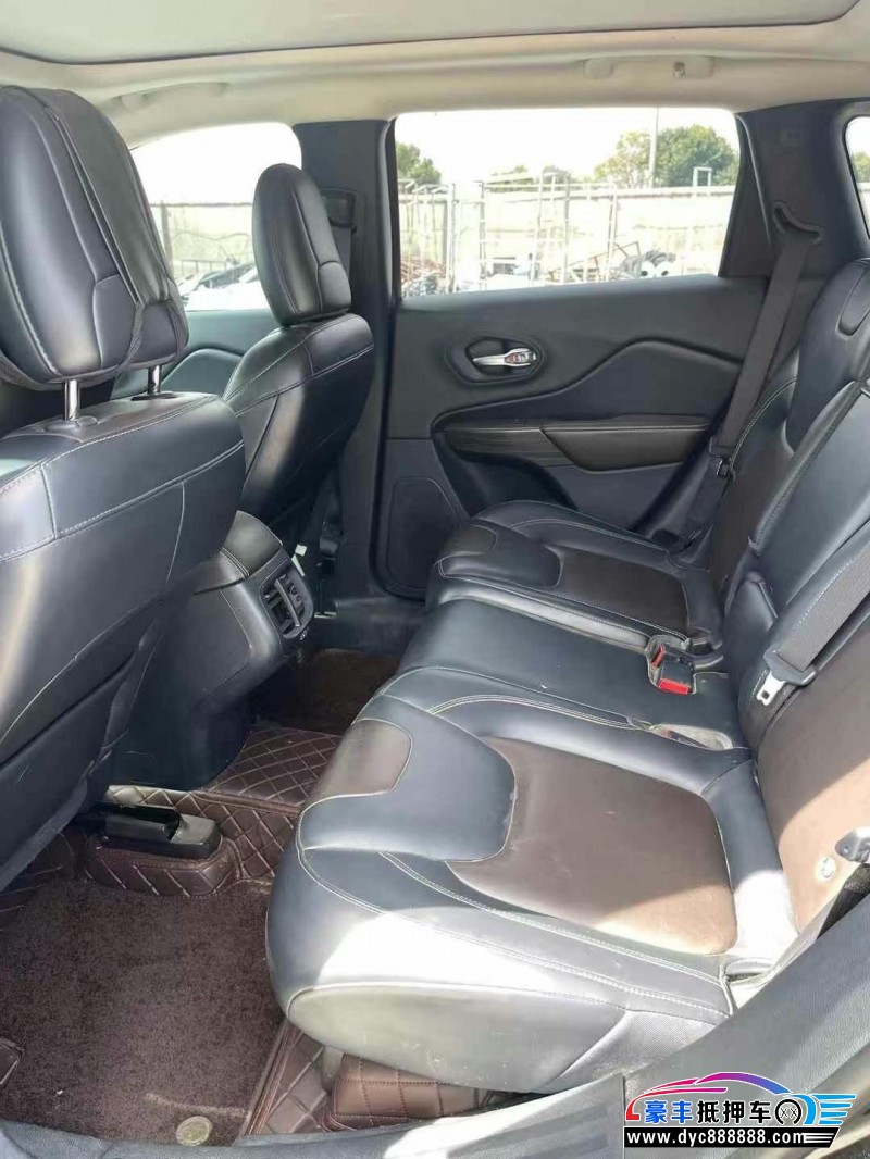 17年Jeep自由光轿车抵押车出售