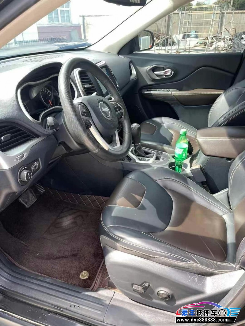 17年Jeep自由光轿车抵押车出售