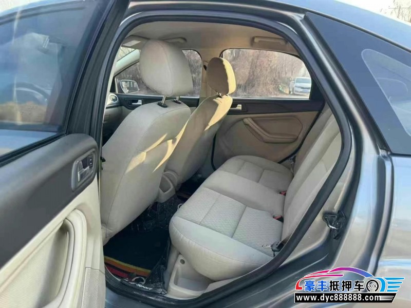 12年福特福克斯轿车抵押车出售