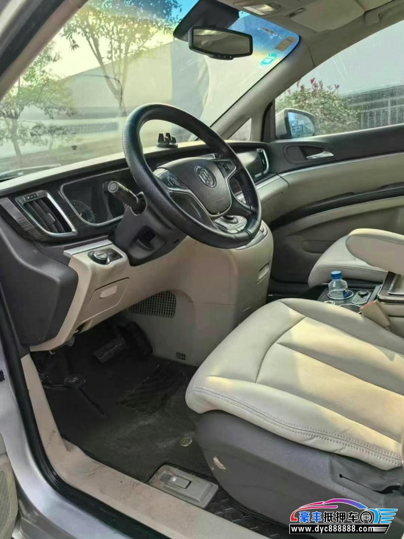 13年别克GL8轿车抵押车出售