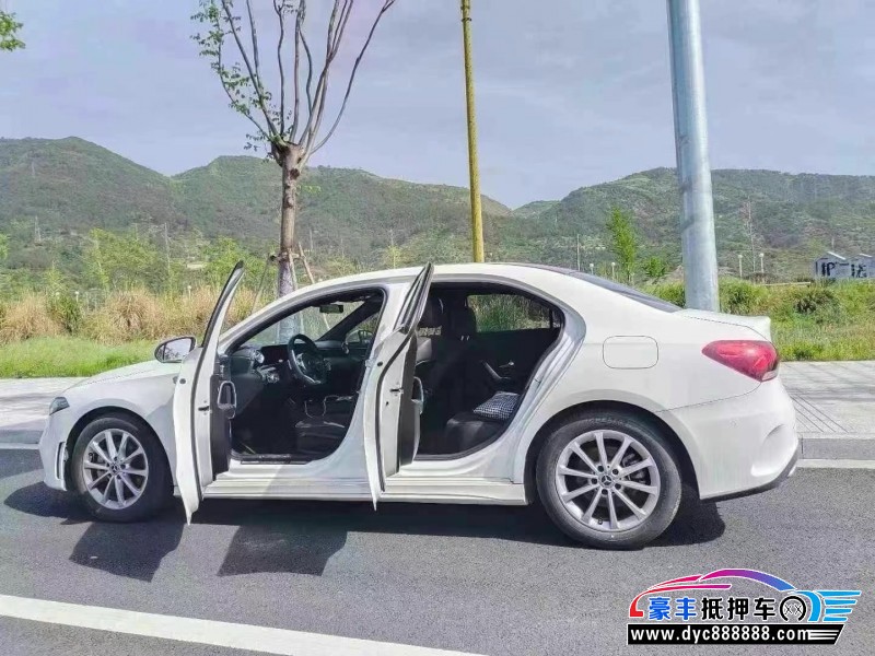 20年奔驰A轿车抵押车出售