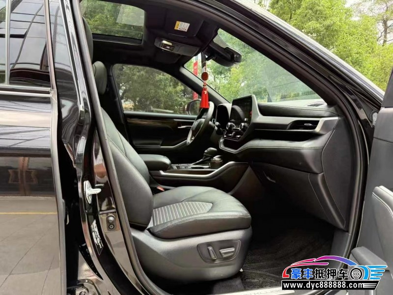 24年丰田皇冠轿车抵押车出售