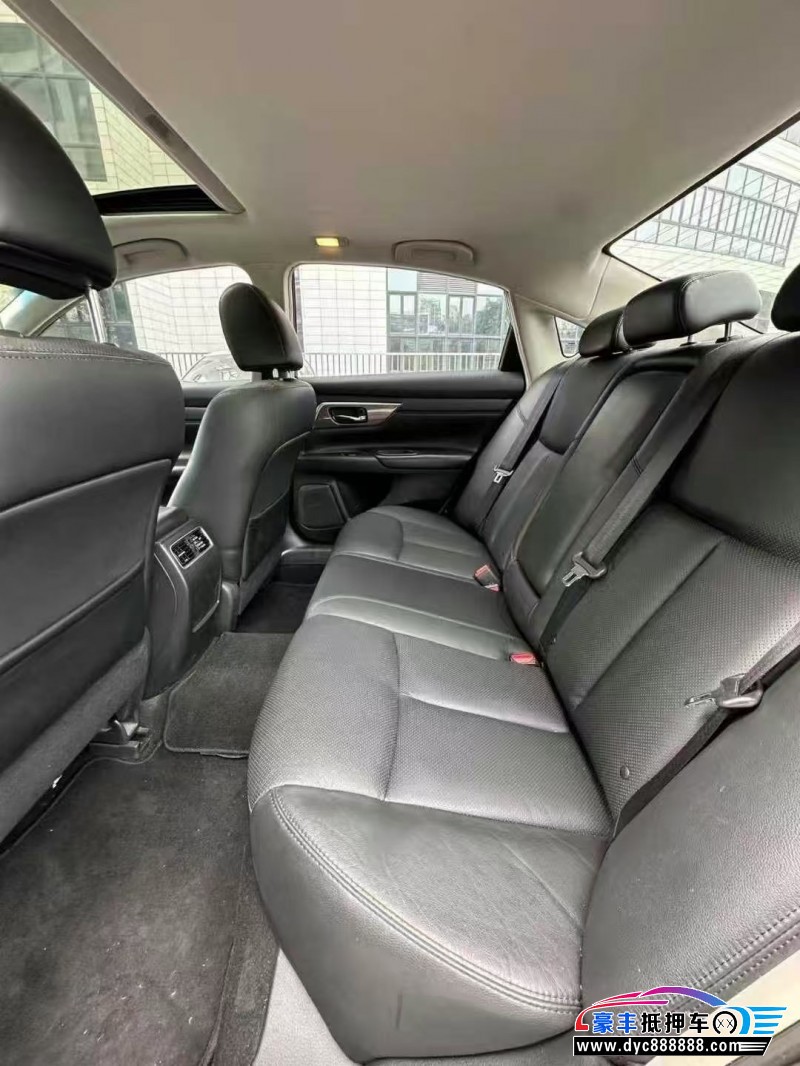 14年日产天籁轿车抵押车出售