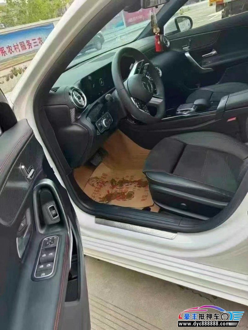 24年奔驰A轿车抵押车出售