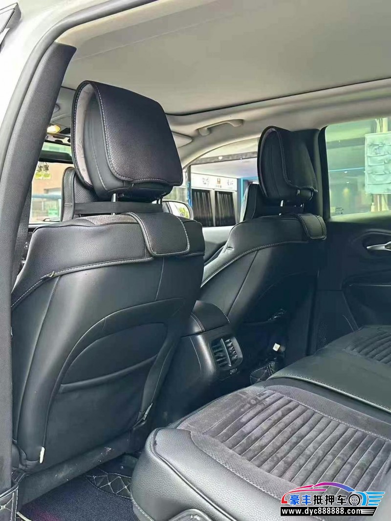 18年Jeep自由光轿车抵押车出售