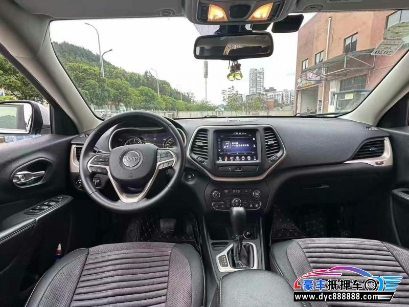 18年Jeep自由光轿车抵押车出售