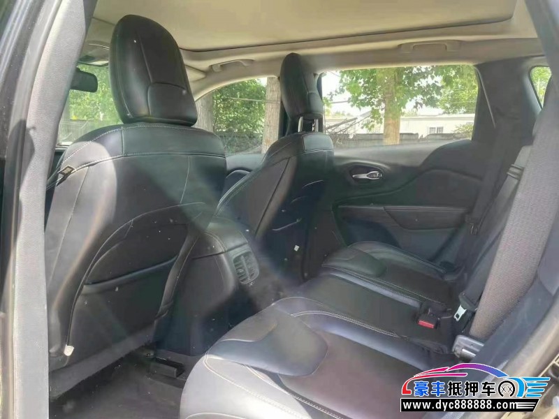 17年Jeep自由光轿车抵押车出售