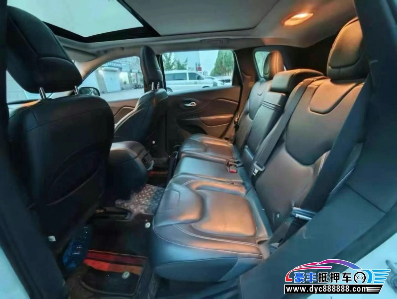 17年Jeep自由光轿车抵押车出售