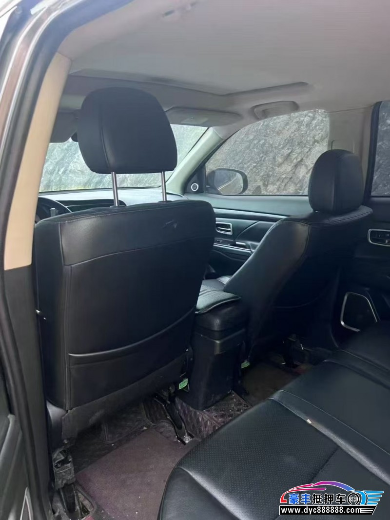 18年三菱欧蓝德轿车抵押车出售