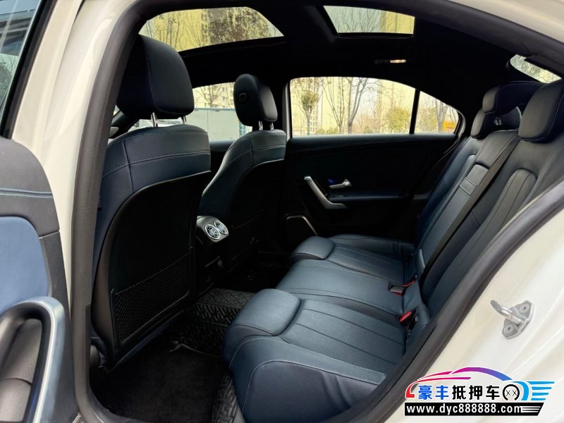 21年奔驰A轿车抵押车出售