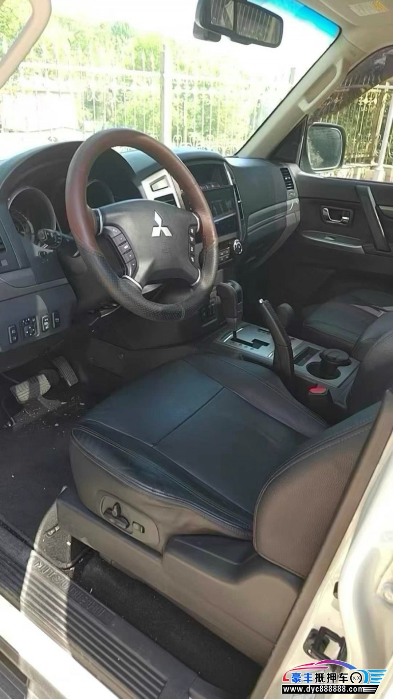 17年三菱帕杰罗轿车抵押车出售