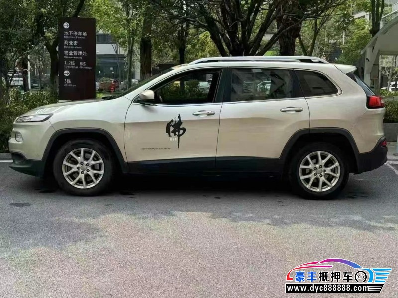 17年Jeep自由光轿车抵押车出售