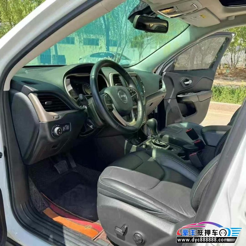 18年Jeep自由光轿车抵押车出售