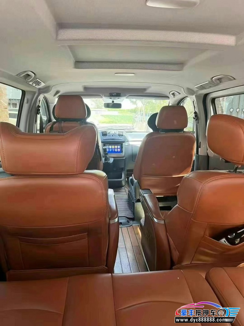 14年奔驰威霆轿车抵押车出售