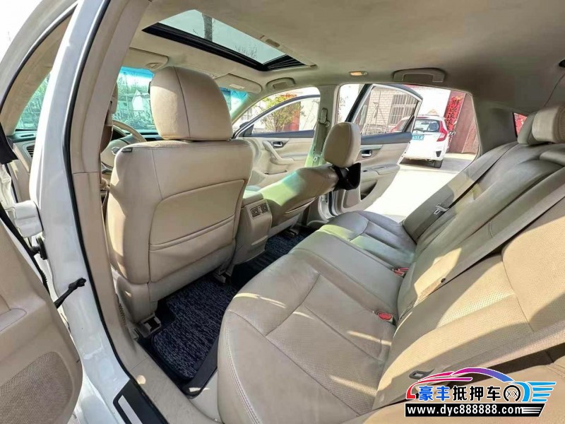 15年日产天籁轿车抵押车出售