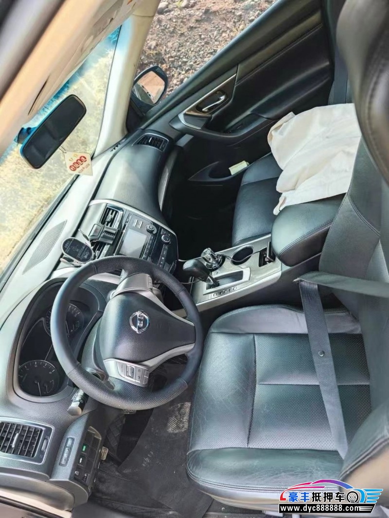 15年日产天籁轿车抵押车出售