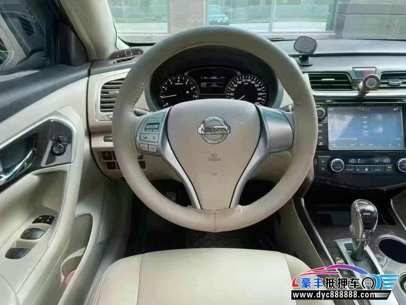 15年日产天籁轿车抵押车出售