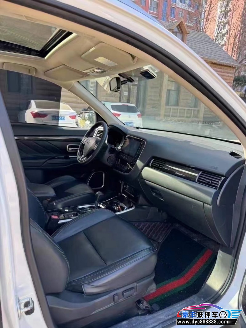 19年三菱欧蓝德轿车抵押车出售