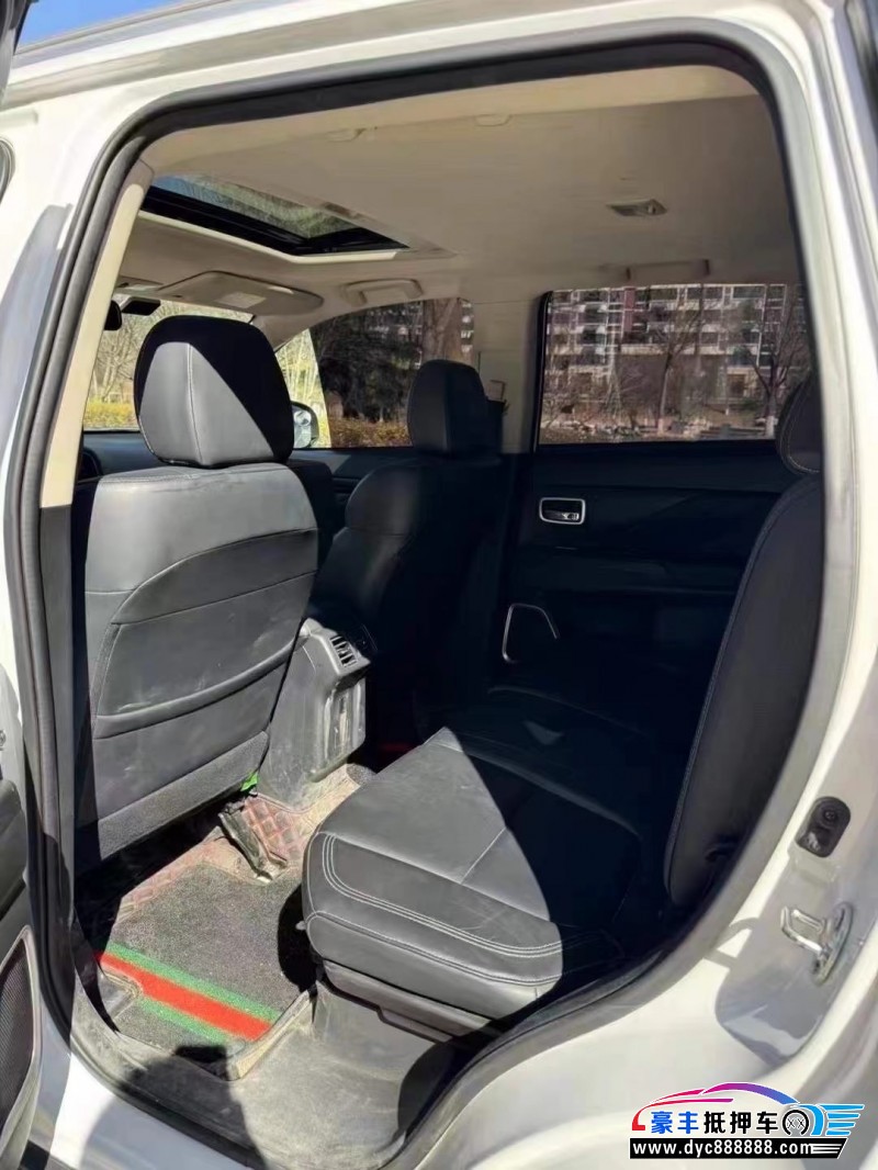 19年三菱欧蓝德轿车抵押车出售